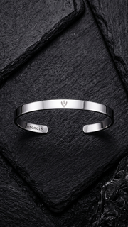 Edelstahl Armreif „Valor“ – Zeitlose Eleganz mit Dreizack-Signet