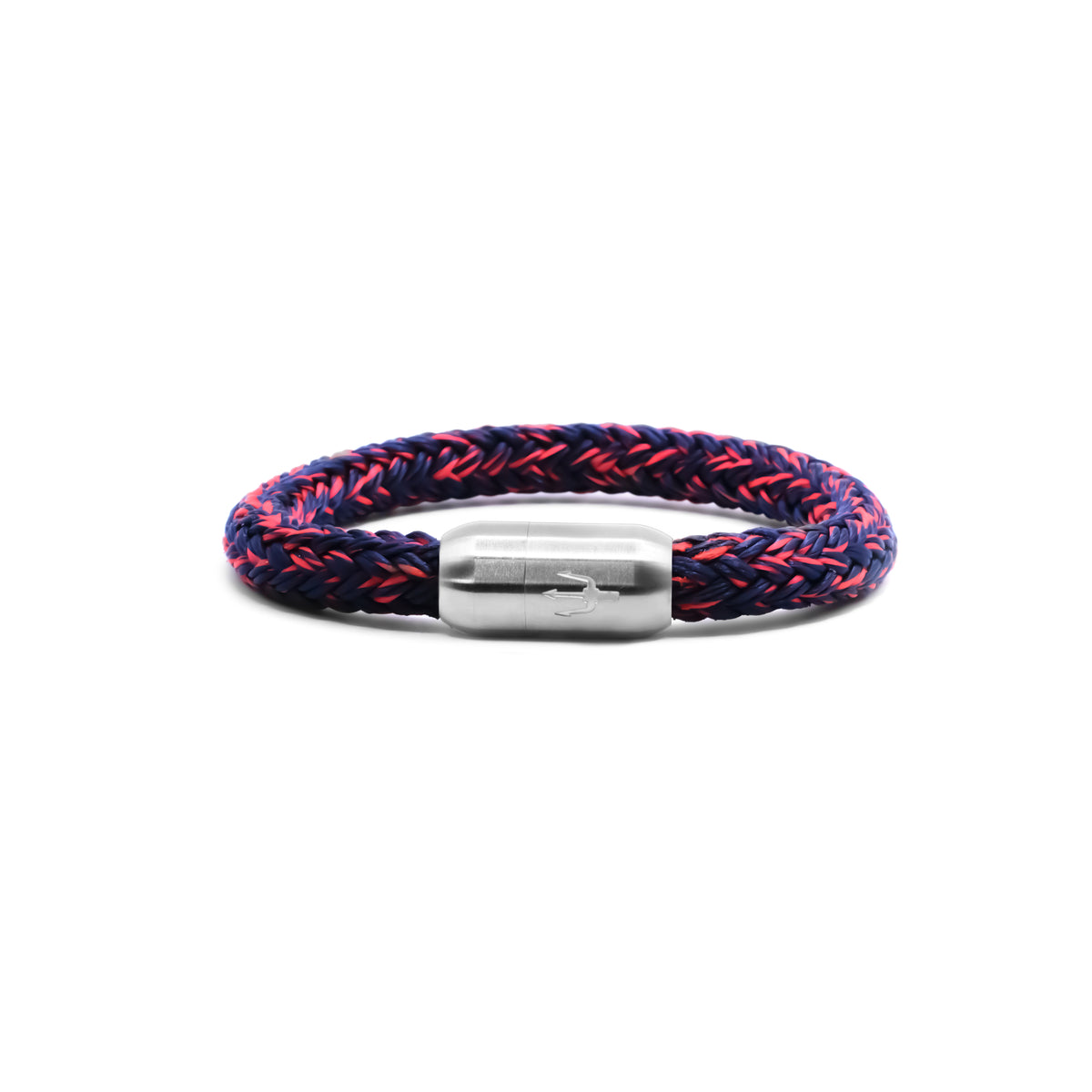 “Geflochtenes Armband in Dunkelblau mit feinen roten Akzenten und einem Edelstahl-Magnetverschluss, verziert durch ein eingraviertes Dreizack-Symbol. Stilvolles und dynamisches Design, inspiriert von der Energie der Nacht.”