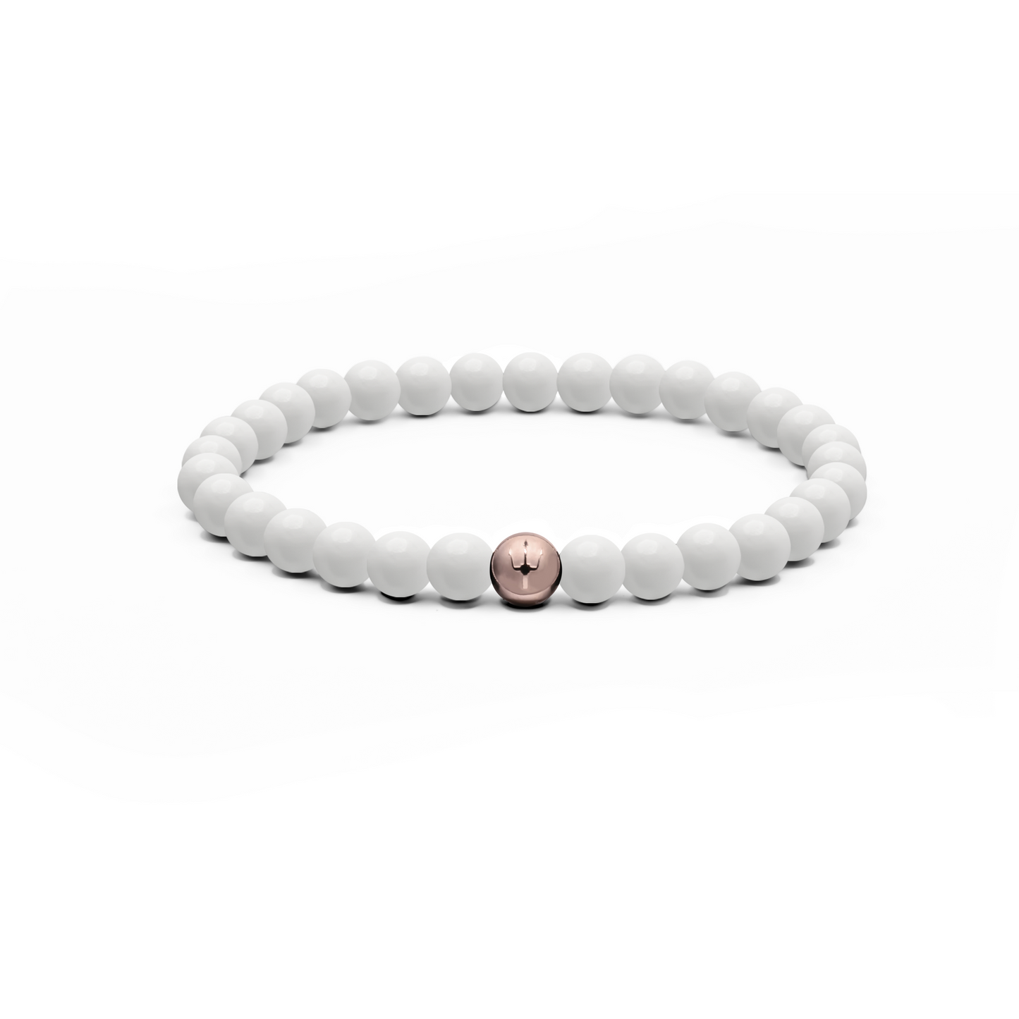 Trident Classic Bianco Rosé – 8 mm Malaysia-Jade Armband mit 8 mm Roségold-Edelstahl-Perle und Dreizack-Gravur.