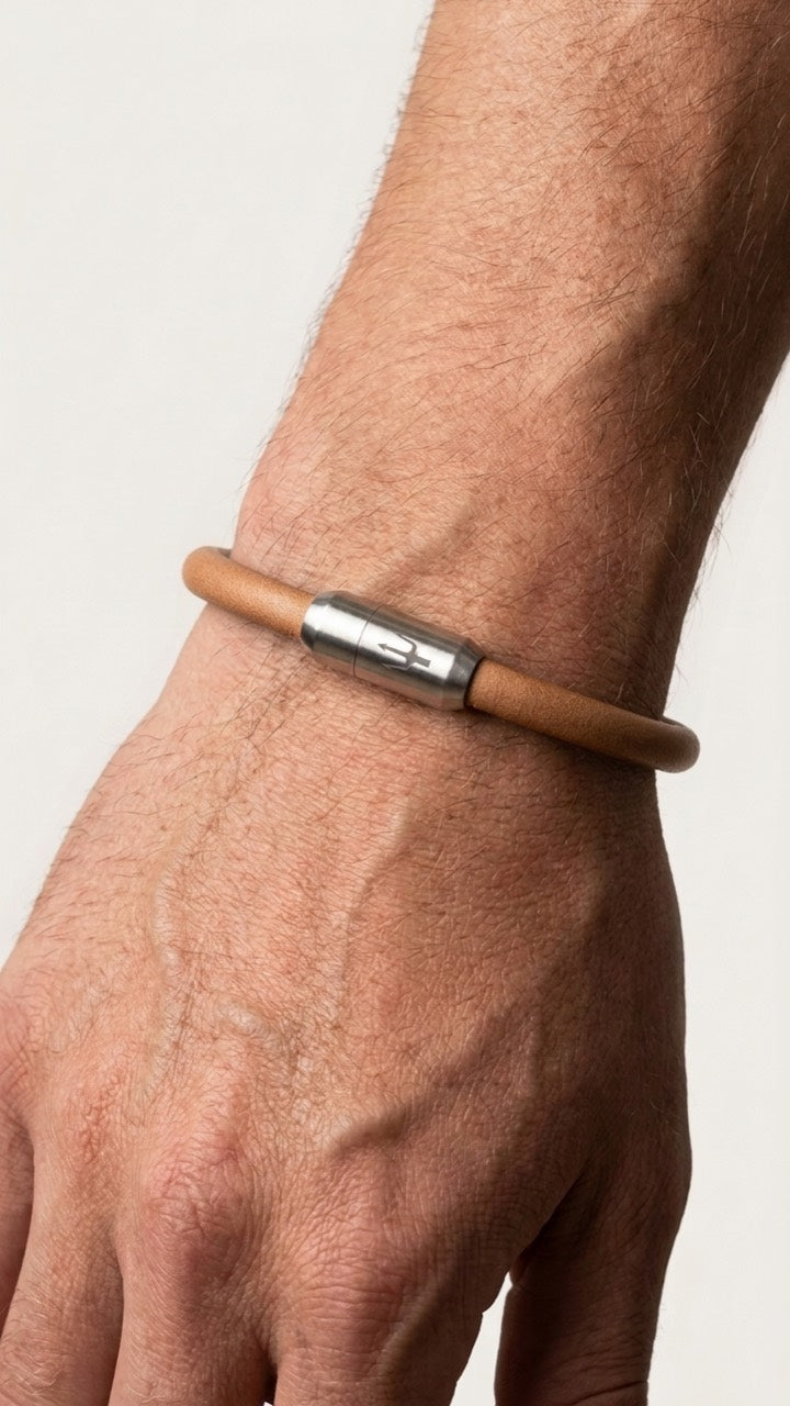 Cognacfarbenes Lederarmband mit Edelstahlverschluss am Handgelenk