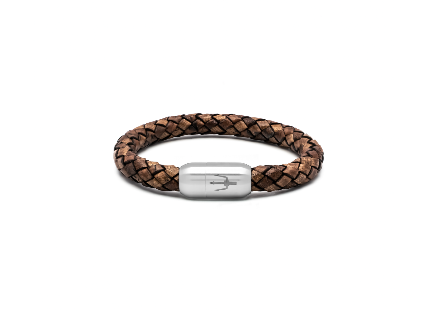 Ein hochwertiges Lederarmband aus geflochtenem Rindsleder, versehen mit einem qualitativen Magnetverschluss aus Edelstahl mit zwei Lasergravuren.Unser Dreizack auf der Außenseite und unser Logo auf der Innenseite, stehen als Zeichen für die Qualität und Robustheit unseres Produktes.