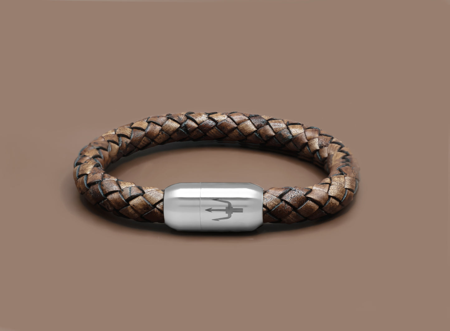 Ein hochwertiges Lederarmband aus geflochtenem Rindsleder, versehen mit einem qualitativen Magnetverschluss aus Edelstahl mit zwei Lasergravuren.Unser Dreizack auf der Außenseite und unser Logo auf der Innenseite, stehen als Zeichen für die Qualität und Robustheit unseres Produktes.