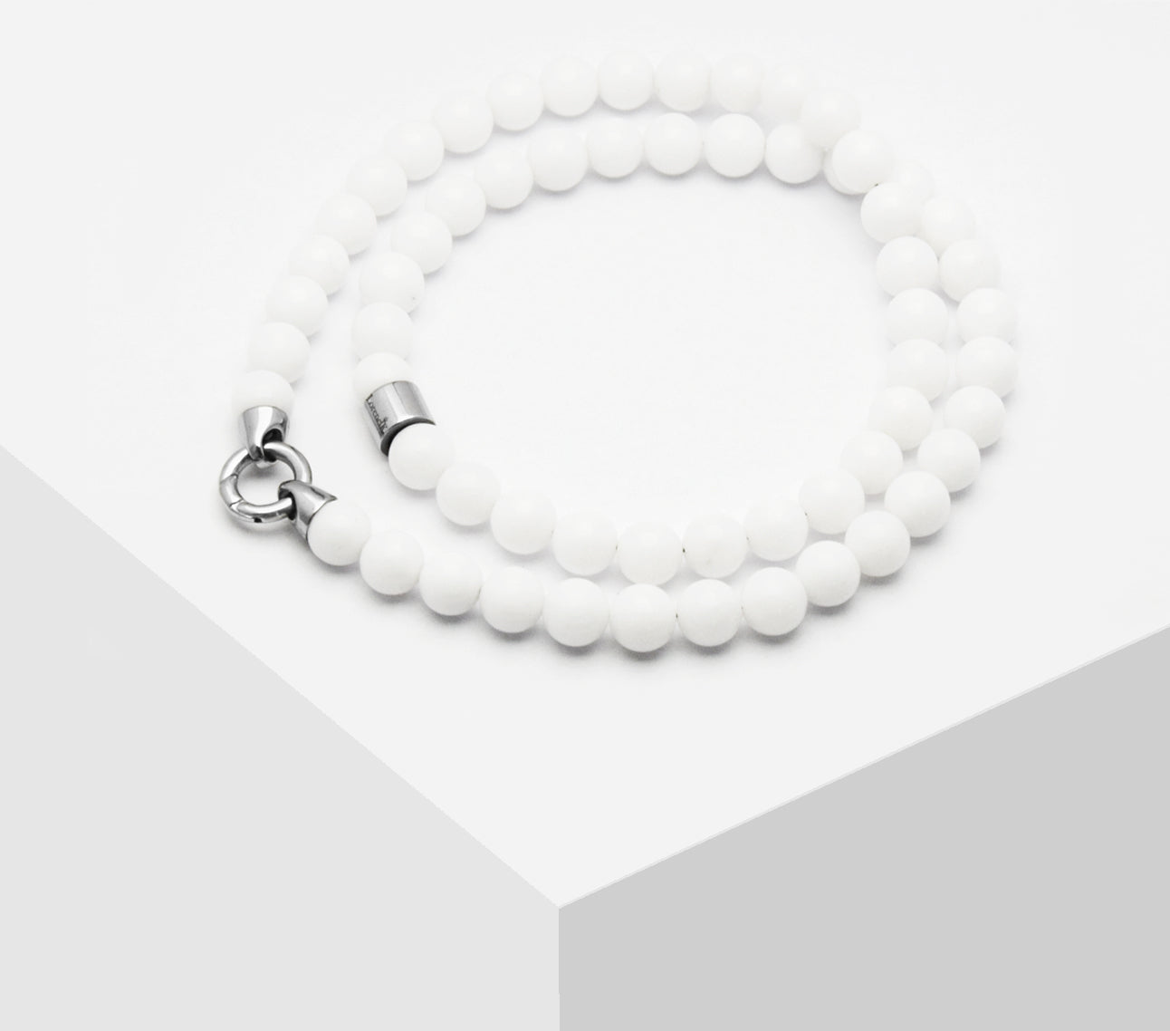 Unsere Halsketten werden in Handarbeit hergestellt und mit 49 Litzen Edelstahl Schmuck-Draht verarbeitet. Alle Verschlüsse der Kollektion sind aus 304L Edelstahl. Alle Perlen werden individuell ausgefräst um den Trage Komfort zu gewährleisten.