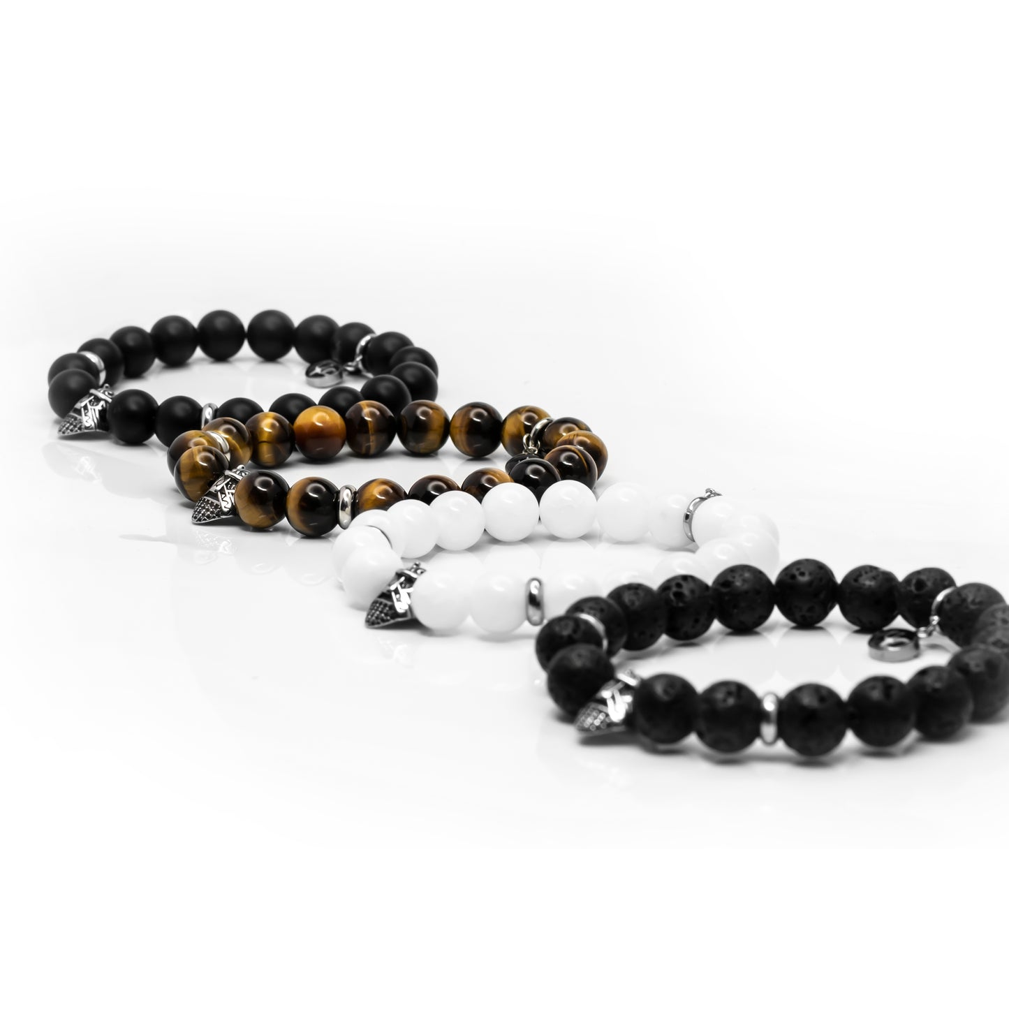 Das Perlenarmband kommt mit einem aus Edelstahl geformten Odin Kopf, kombiniert mit echten Edelsteinen.Unser Highlight der Epoxyanhänger mit unserem Dreizack.