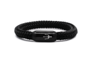 “Geflochtenes schwarzes Armband mit einem Edelstahl-Magnetverschluss in Schwarz, verziert durch eine Lasergravur des Dreizack-Symbols. Kraftvolles und elegantes Design für einen modernen Look.”