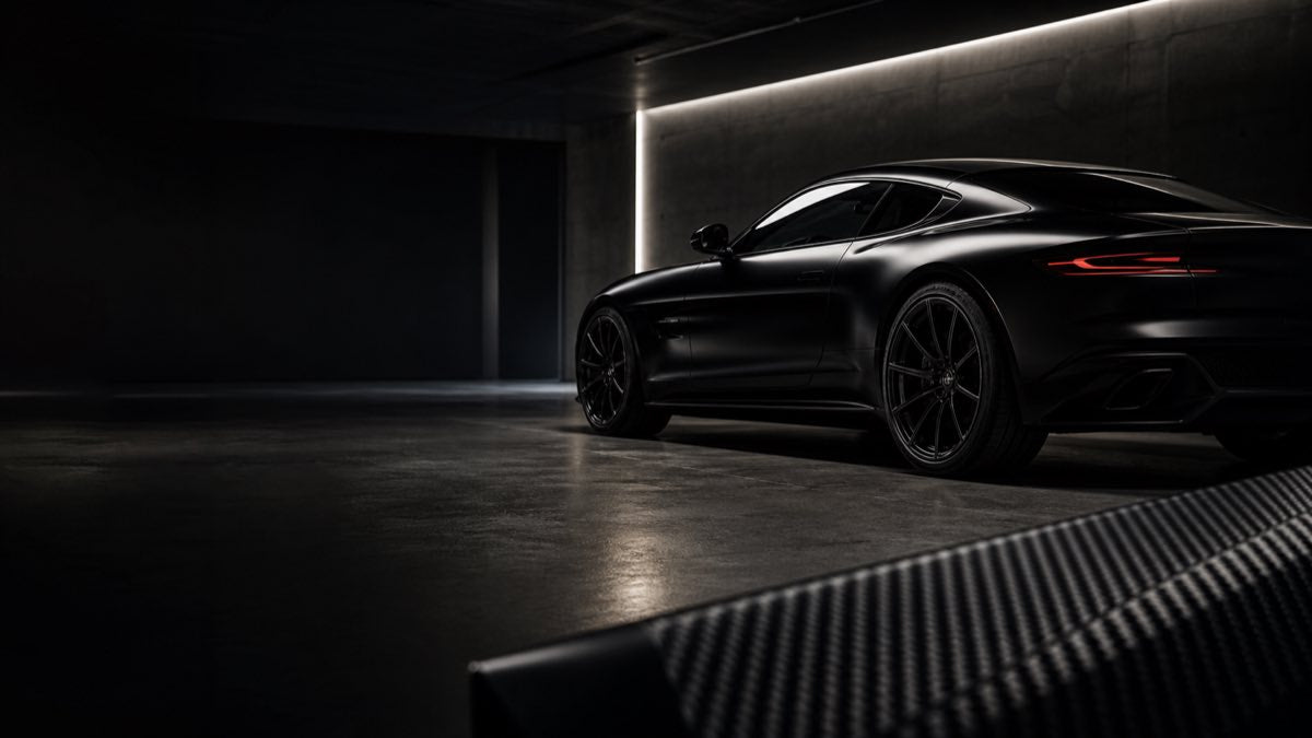 Dunkles Performance Design mit Carbon und Fahrzeug Silhouette als Symbolbild fuer Quiet Machines