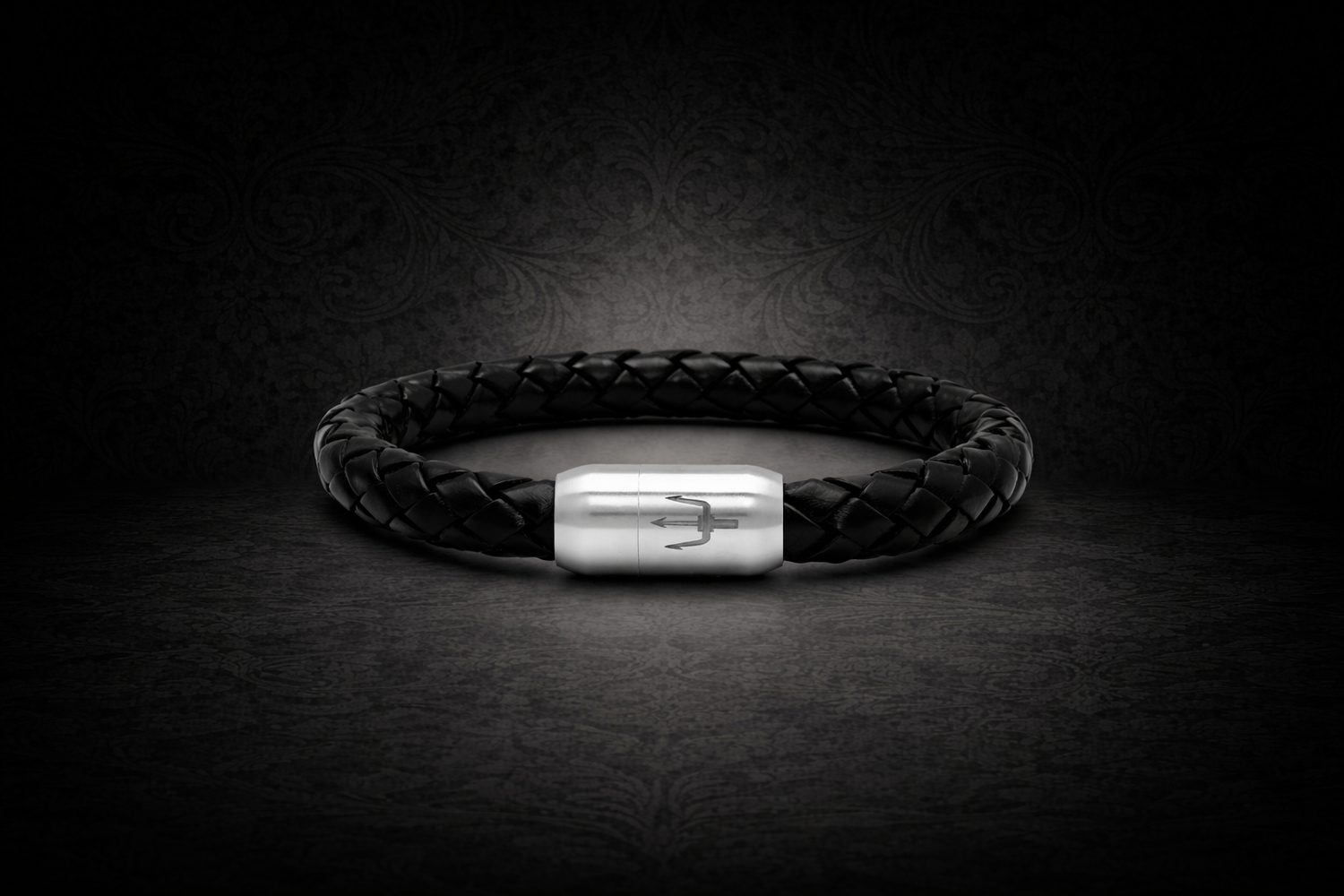 Vielseitige Lederarmbänder für Herren – aus glattem oder geflochtenem Rindsleder, erhältlich in verschiedenen Breiten, Farben und mit hochwertigen Magnetverschlüssen aus Edelstahl.