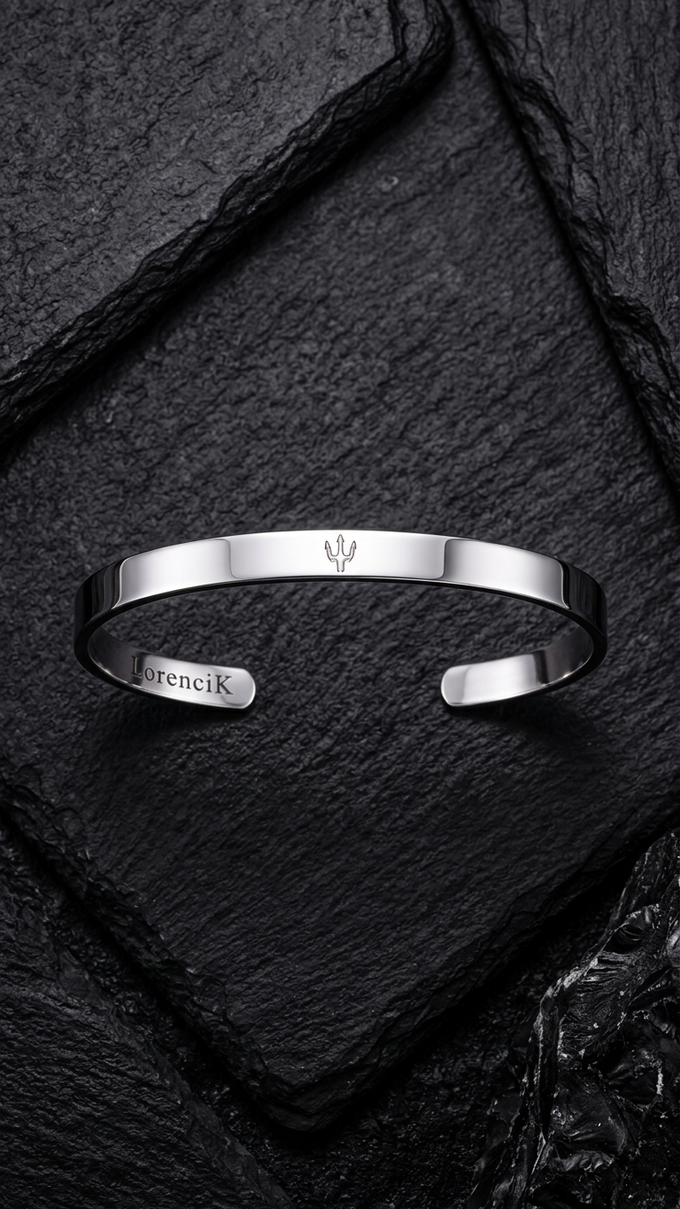 Edelstahl Armreif „Valor“ – Zeitlose Eleganz mit Dreizack-Signet