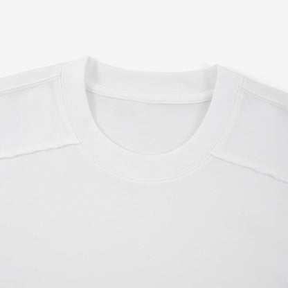 Detail der weißen Shirtbasis: gerippter Rundhalsausschnitt, eingefasste Nackennaht und offene Schulternähte.