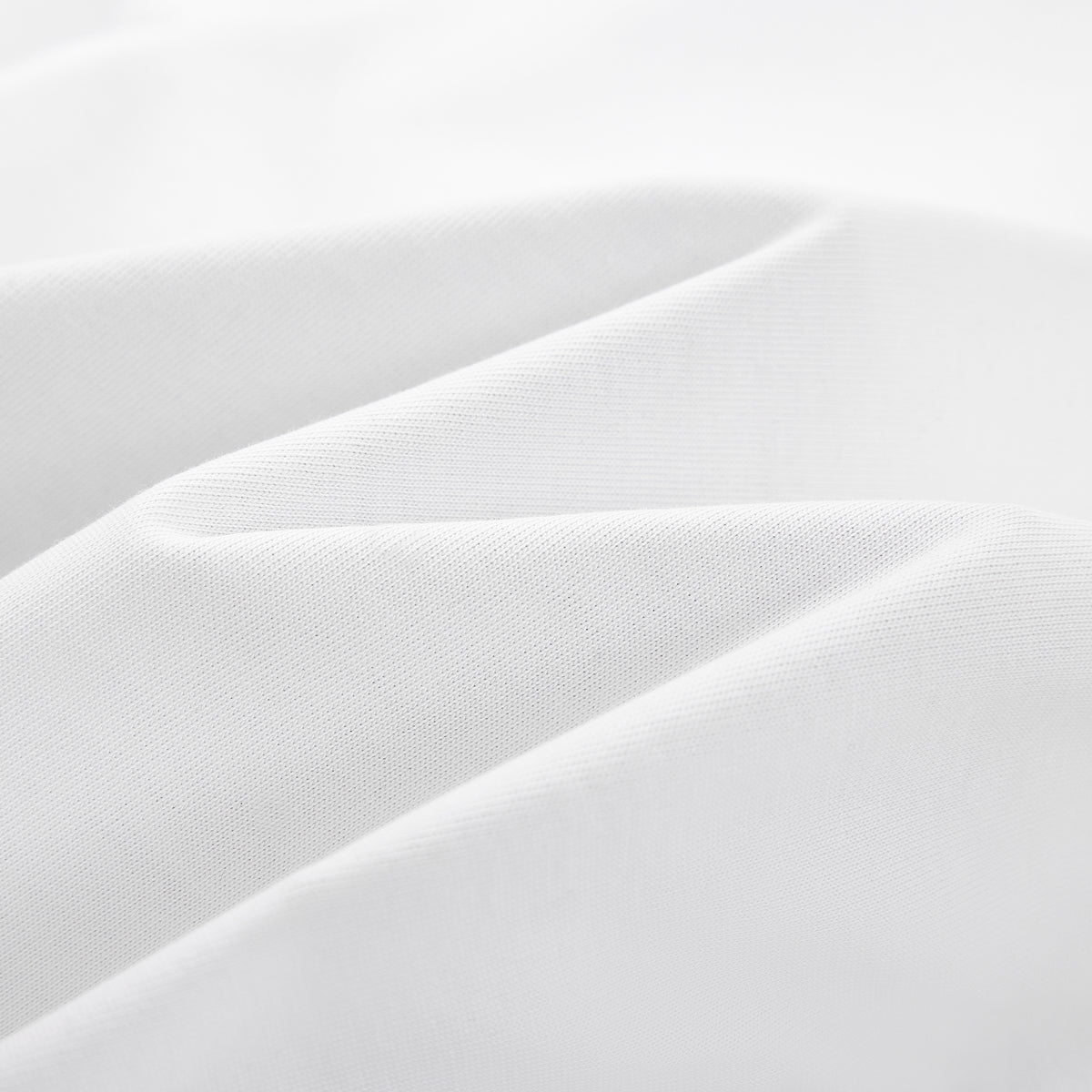 Nahaufnahme der weißen Baumwollstruktur des 280 g/m² schweren REVIER ROYAL Boxy T-Shirts.