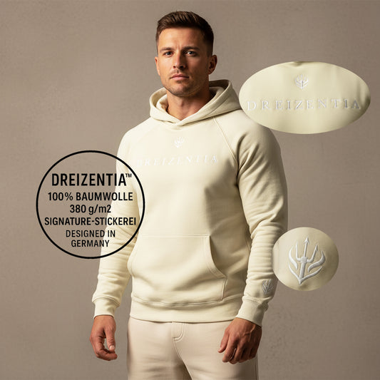 Filmische Kamerabewegung entlang des Ärmels eines cremefarbenen Heavyweight-Hoodies aus 100 % Baumwolle, sichtbare Stoffstruktur, weiche Schatten, minimalistisches Studio.