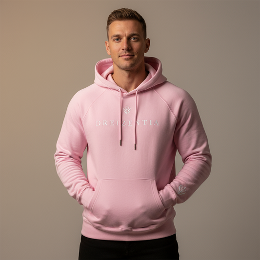 Rosa Premium Hoodie mit gesticktem Dreizentia™-Logo auf Brust und Ärmel, getragen von einem sportlichen Model im Studio. Hochwertige Baumwolle, minimalistisches Design, moderne Streetwear-Ästhetik.