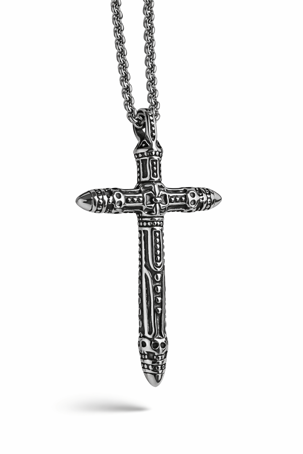 Edelstahl Kreuzanhänger in Dreiviertelansicht freigestellt auf weißem Hintergrund, ornamentiertes Kreuz mit Schlaufe