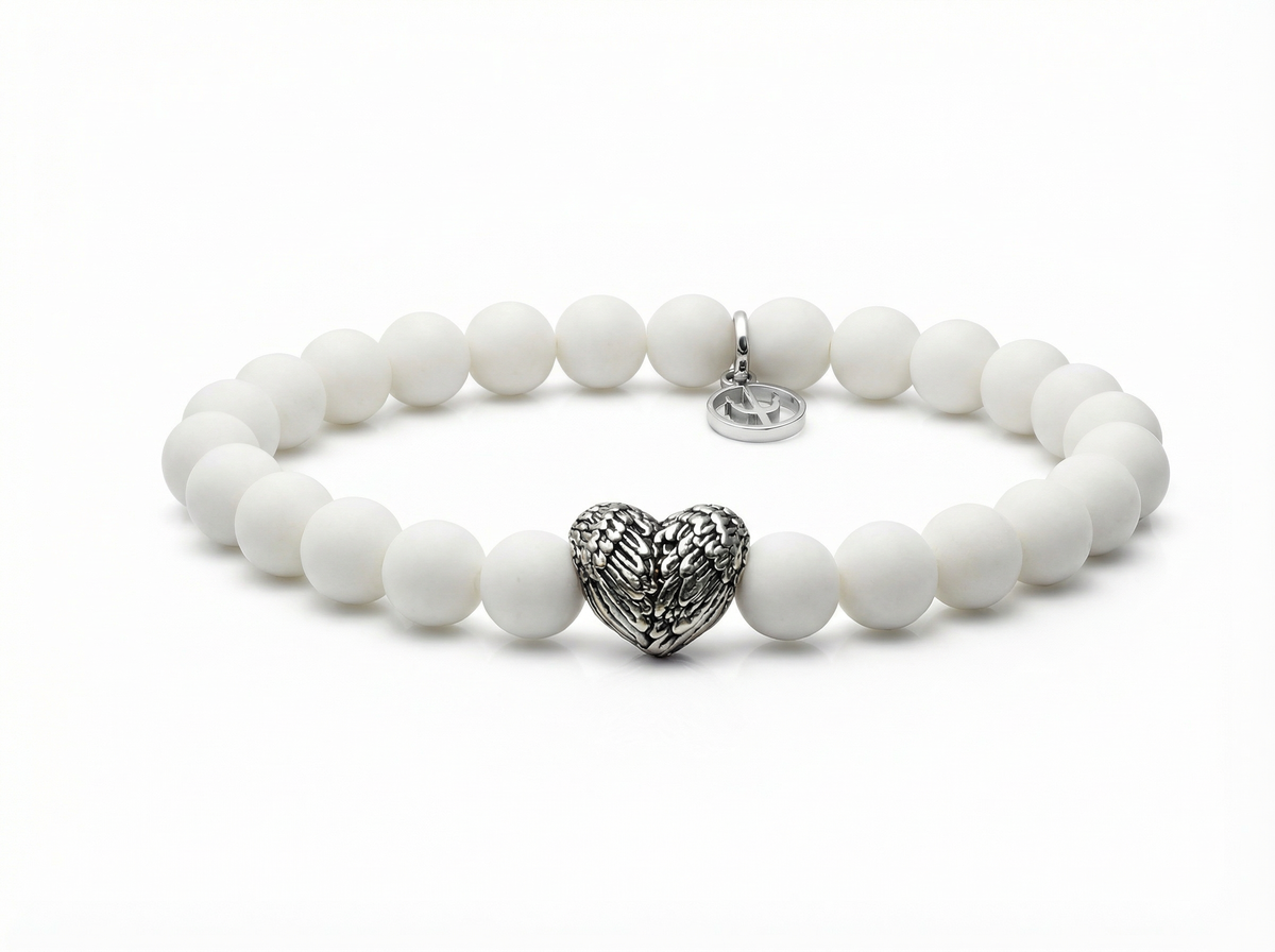 Mattes weißes Jade-Perlenarmband 8 mm mit Edelstahl-Herz als Mittelpunkt und kleinem Trident-Anhänger auf weißem Hintergrund.