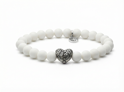 Mattes weißes Jade-Perlenarmband 8 mm mit Edelstahl-Herz als Mittelpunkt und kleinem Trident-Anhänger auf weißem Hintergrund.