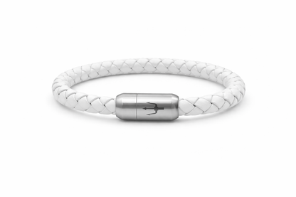 Geflochtenes 6 mm Lederarmband aus weißem Rindsleder mit Edelstahl-Magnetverschluss und Dreizack-Gravur – stilvolles Accessoire aus der Puro Line