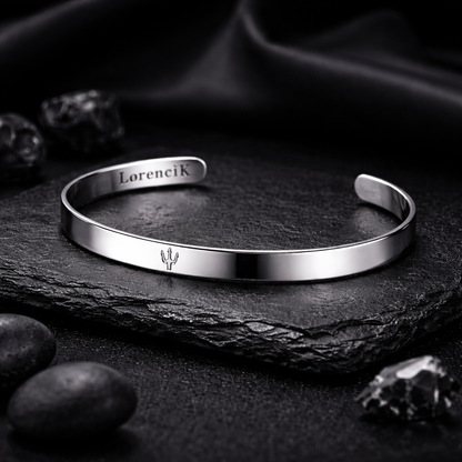 Edelstahl Armreif „Valor“ – Zeitlose Eleganz mit Dreizack-Signet