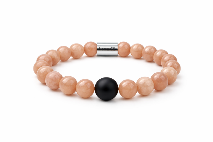 Infinity Balance – Sunstone Glow, apricotfarbenes Sunstone Armband mit schwarzer Mittelperle