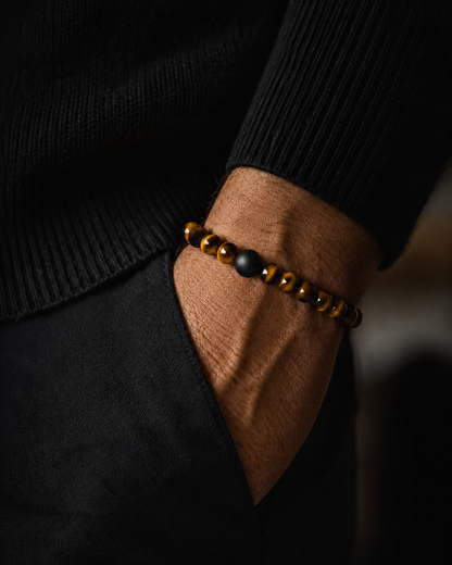 Als Armband funktioniert Tigerauge sowohl einzeln als dezenter Akzent als auch im Layering mit anderen Armbändern.