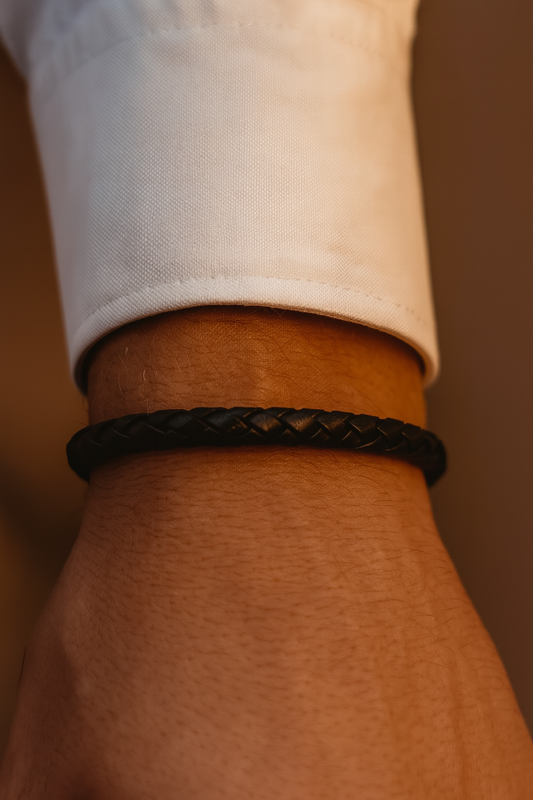 Geflochtenes schwarzes Lederarmband mit Edelstahl-Magnetverschluss – eleganter Unisex Stil
