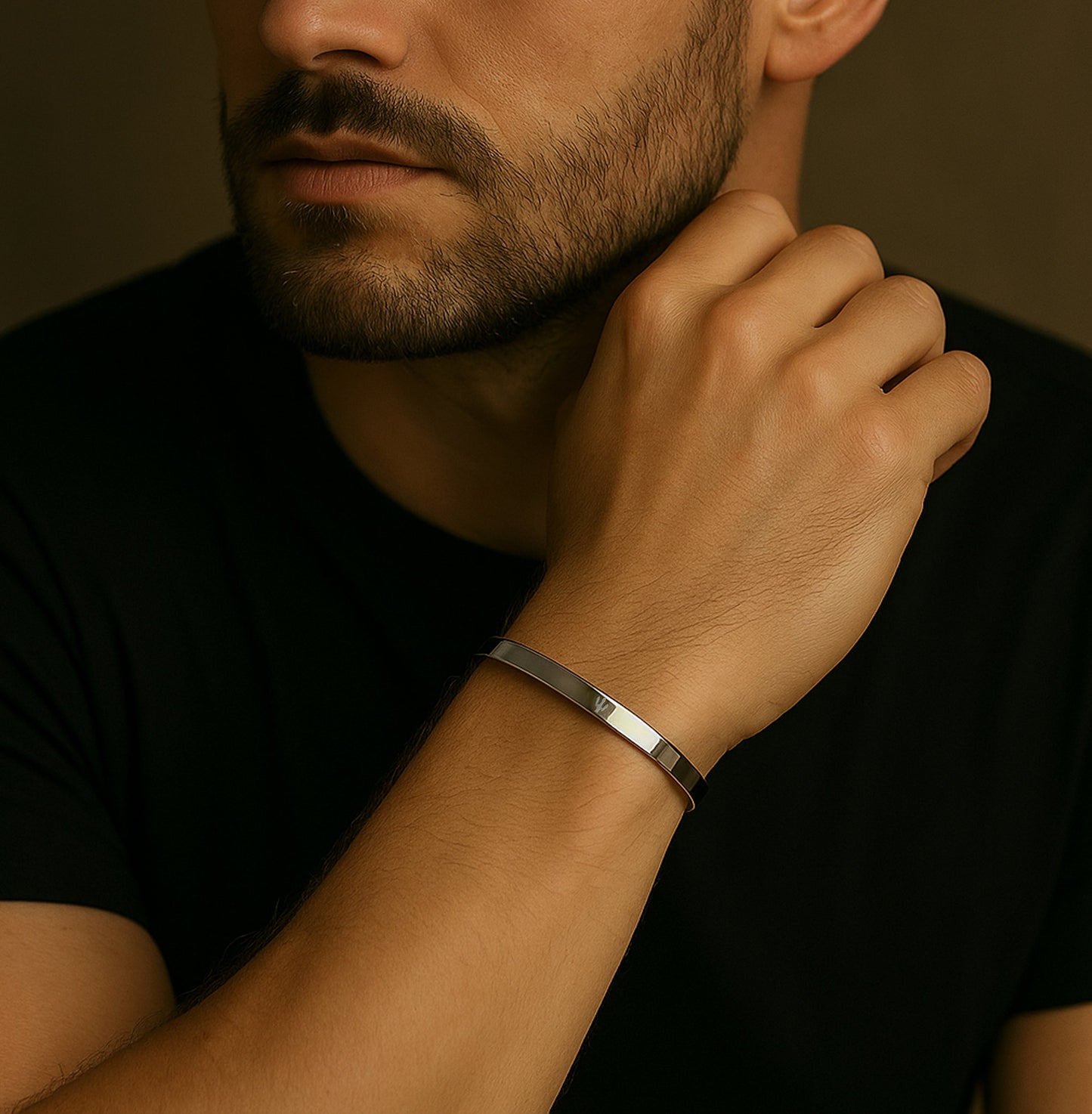 Edelstahl Armreif „Valor“ – Zeitlose Eleganz mit Dreizack-Signet