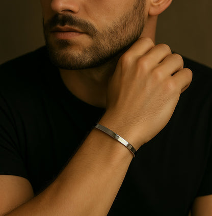Edelstahl Armreif „Valor“ – Zeitlose Eleganz mit Dreizack-Signet
