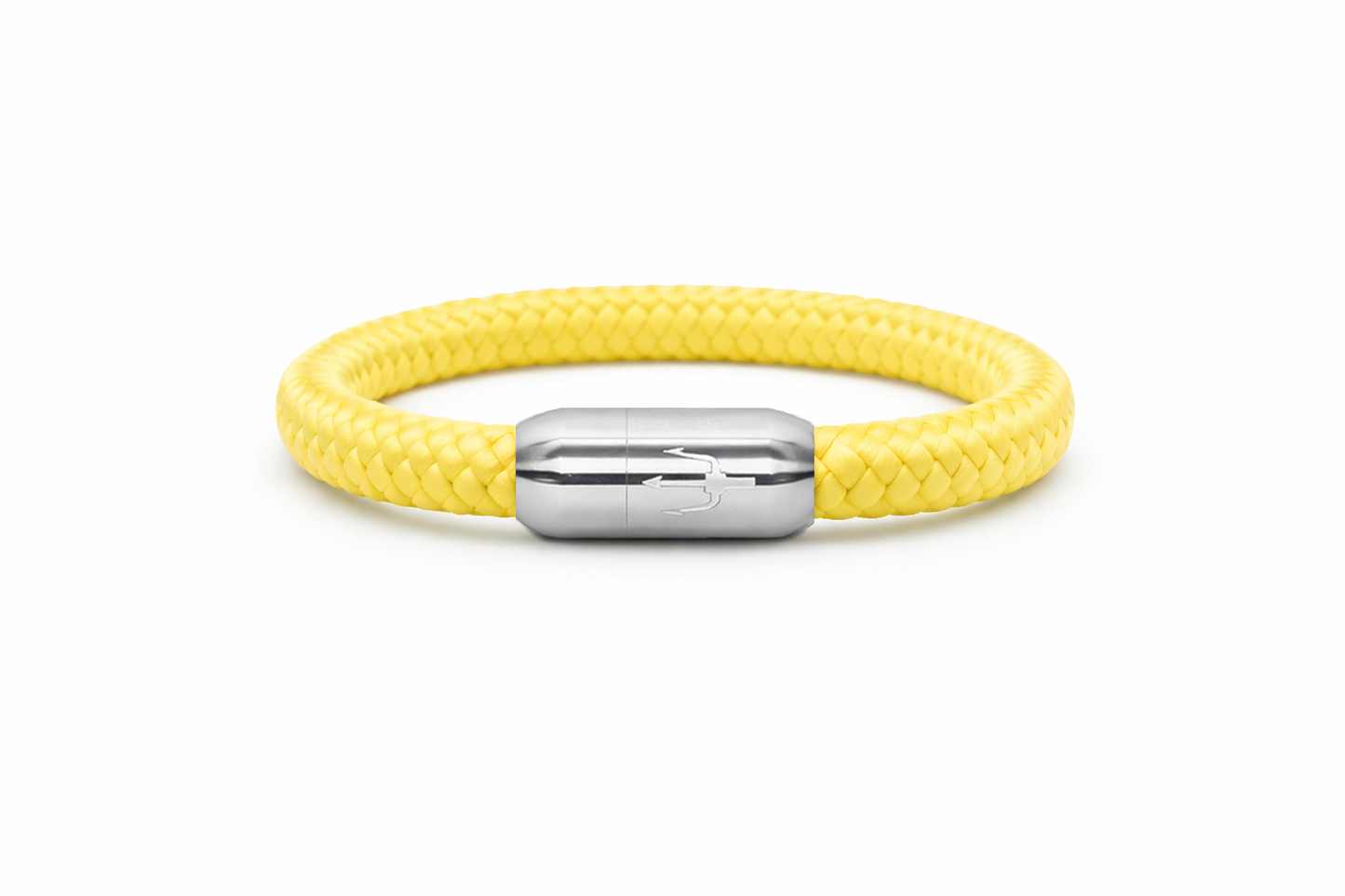 Leuchtend gelbes Armband aus geflochtenem Segeltau mit einem Edelstahl-Magnetverschluss, verziert mit einem eingravierten Dreizack-Symbol. Frisches und lebendiges Design für einen auffälligen Look.
