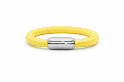 Leuchtend gelbes Armband aus geflochtenem Segeltau mit einem Edelstahl-Magnetverschluss, verziert mit einem eingravierten Dreizack-Symbol. Frisches und lebendiges Design für einen auffälligen Look.