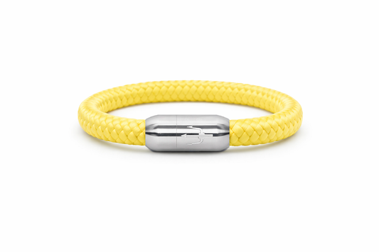 Leuchtend gelbes Armband aus geflochtenem Segeltau mit einem Edelstahl-Magnetverschluss, verziert mit einem eingravierten Dreizack-Symbol. Frisches und lebendiges Design für einen auffälligen Look.