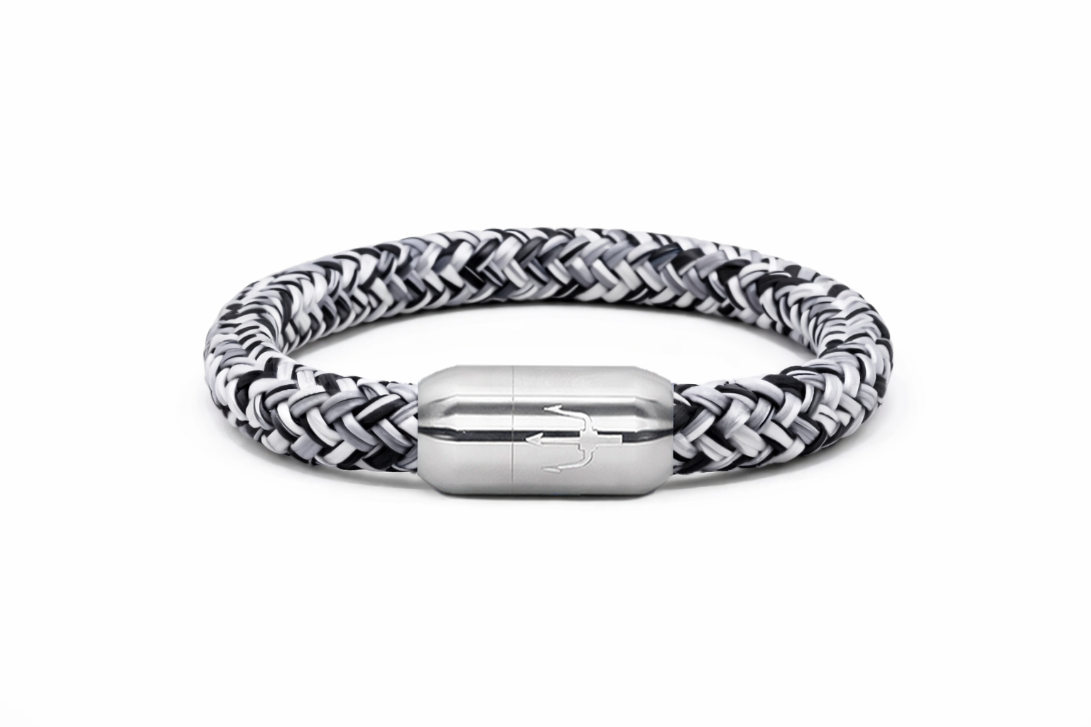 Schwarz-weiß geflochtenes Segeltauarmband mit Edelstahl-Power-Magnetverschluss und Dreizack-Gravur – Nautic Force Arctic Storm, maritimer Schmuck für Damen &amp; Herren.