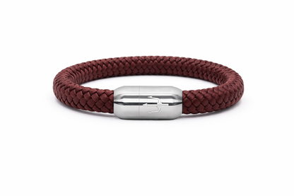 Bordeaux-rotes geflochtenes Segeltauarmband mit Edelstahl-Power-Magnetverschluss und Dreizack-Gravur – Nautic Force Bordeaux Crest, maritimer Schmuck für Damen & Herren.