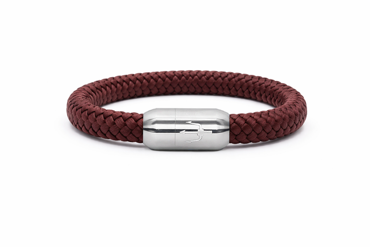 Bordeaux-rotes geflochtenes Segeltauarmband mit Edelstahl-Power-Magnetverschluss und Dreizack-Gravur – Nautic Force Bordeaux Crest, maritimer Schmuck für Damen & Herren.