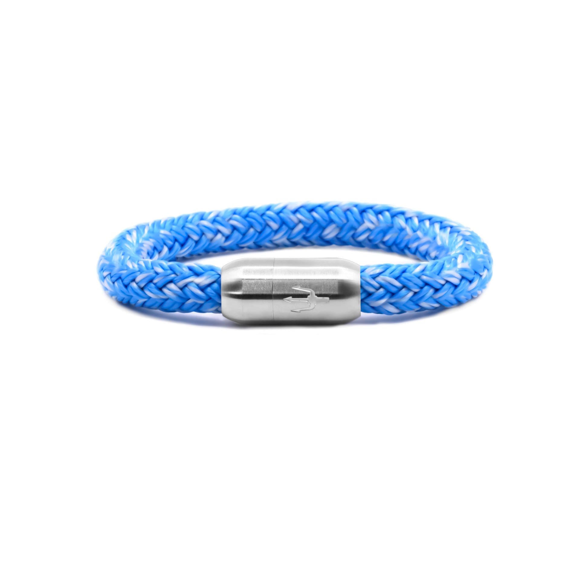 “Kräftig blaues Armband aus geflochtenem Segeltau mit weißen Akzenten und einem Edelstahl-Magnetverschluss, verziert mit einem eingravierten Dreizack-Symbol. Stilvolles maritimes Design, inspiriert vom offenen Meer.”