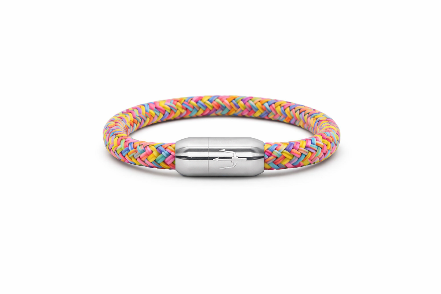 “Geflochtenes Armband in sanften Pastellfarben mit einem Edelstahl-Magnetverschluss, verziert durch ein eingraviertes Dreizack-Symbol. Verspieltes und frisches Design, inspiriert von Leichtigkeit und Farbe.”