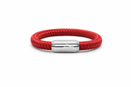 Geflochtenes Armband in kräftigem Rot mit einem Edelstahl-Magnetverschluss, verziert durch ein eingraviertes Dreizack-Symbol. Markantes und dynamisches Design für einen ausdrucksstarken Look.”
