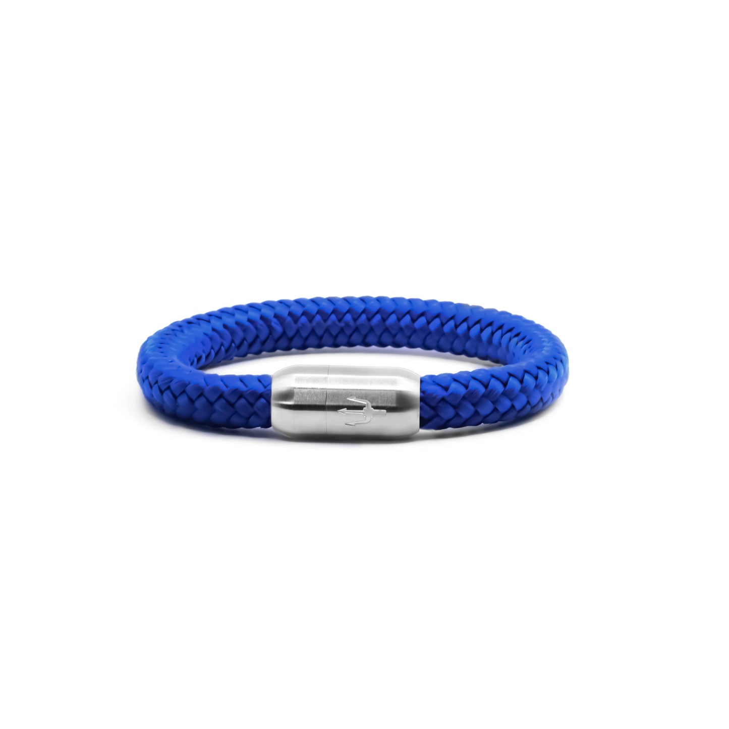 “Kraftvolles, tiefblaues Armband aus geflochtenem Segeltau mit einem Edelstahl-Magnetverschluss, verziert mit einem eingravierten Dreizack-Symbol. Elegantes und zeitloses maritimes Design.”
