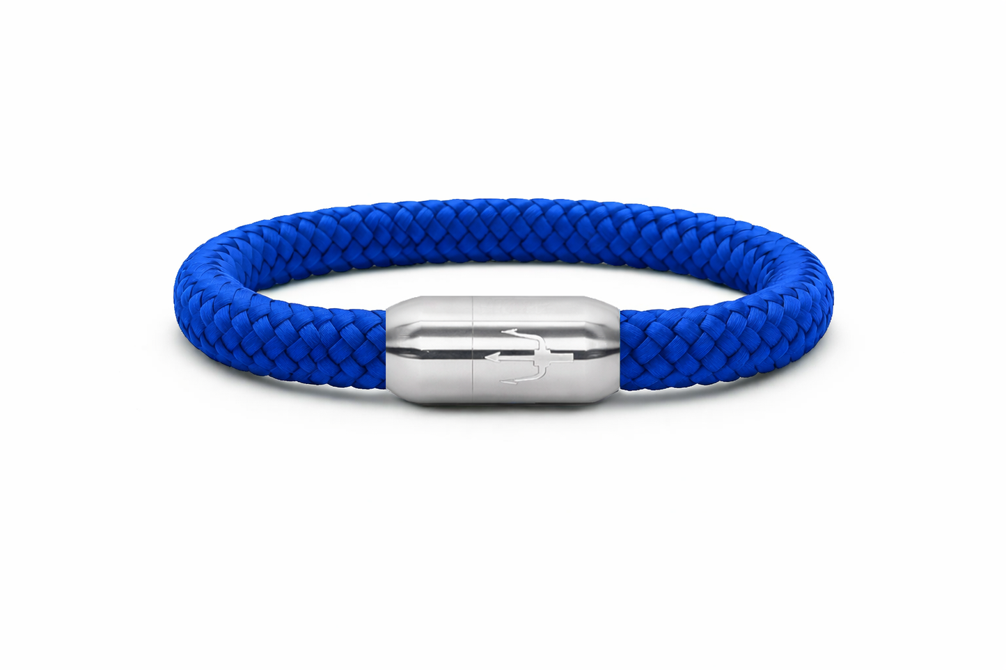 Blaues, geflochtenes Segeltauarmband mit silbernem Edelstahl-Magnetverschluss und Dreizack-Gravur, frontal und gerade auf weißem Hintergrund fotografiert.