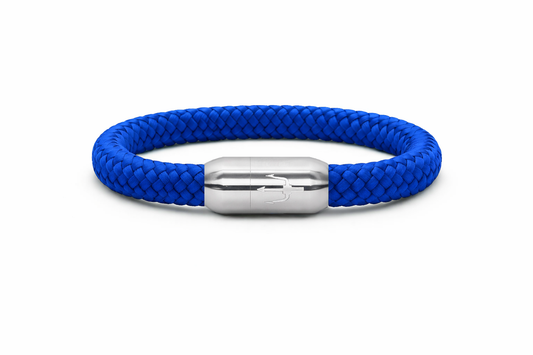 Blaues, geflochtenes Segeltauarmband mit silbernem Edelstahl-Magnetverschluss und Dreizack-Gravur, frontal und gerade auf weißem Hintergrund fotografiert.