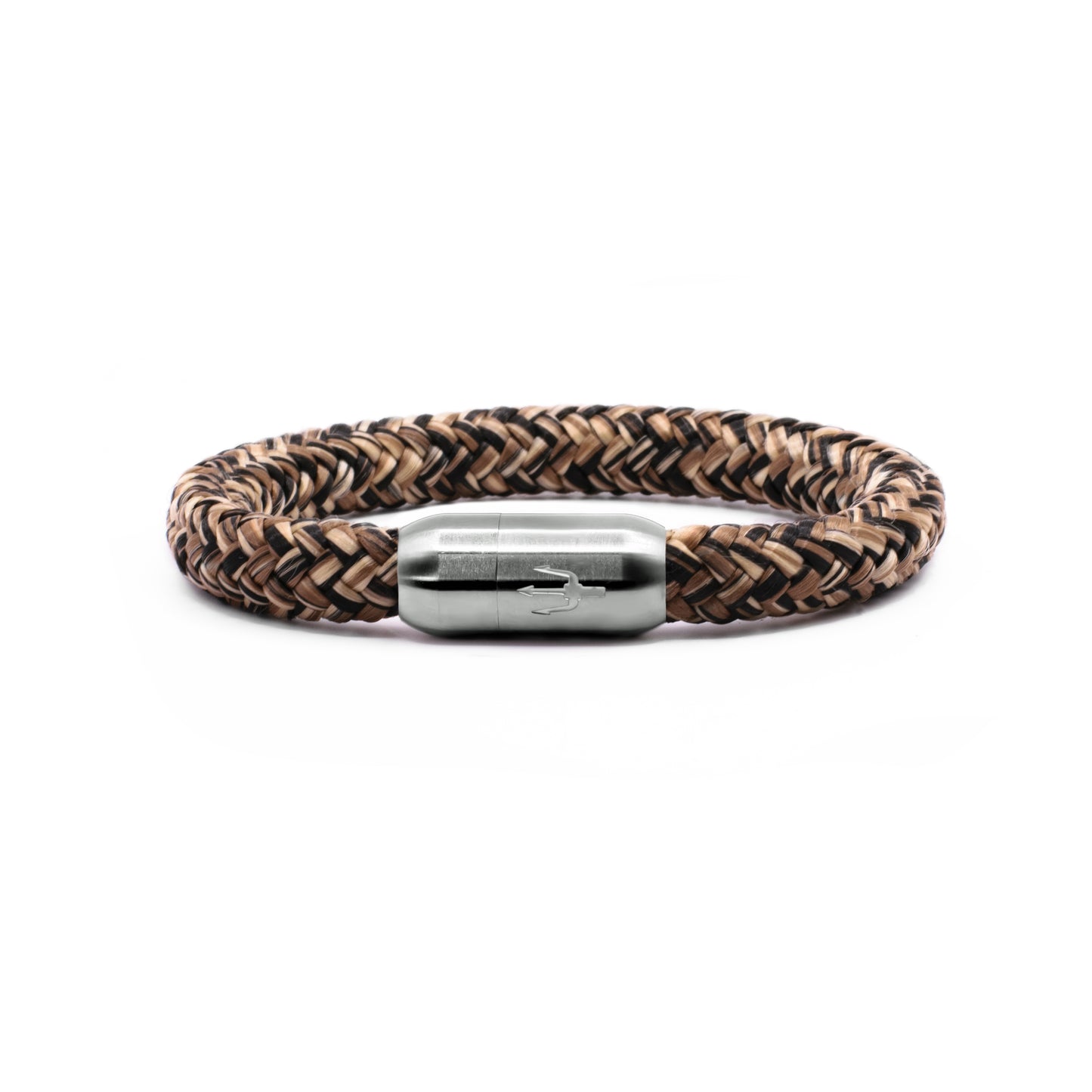 “Geflochtenes Armband in erdigen Braun- und Beigetönen mit einem Edelstahl-Magnetverschluss, verziert durch ein eingraviertes Dreizack-Symbol. Elegantes und robustes Design, inspiriert von der Kraft der Wüste.”