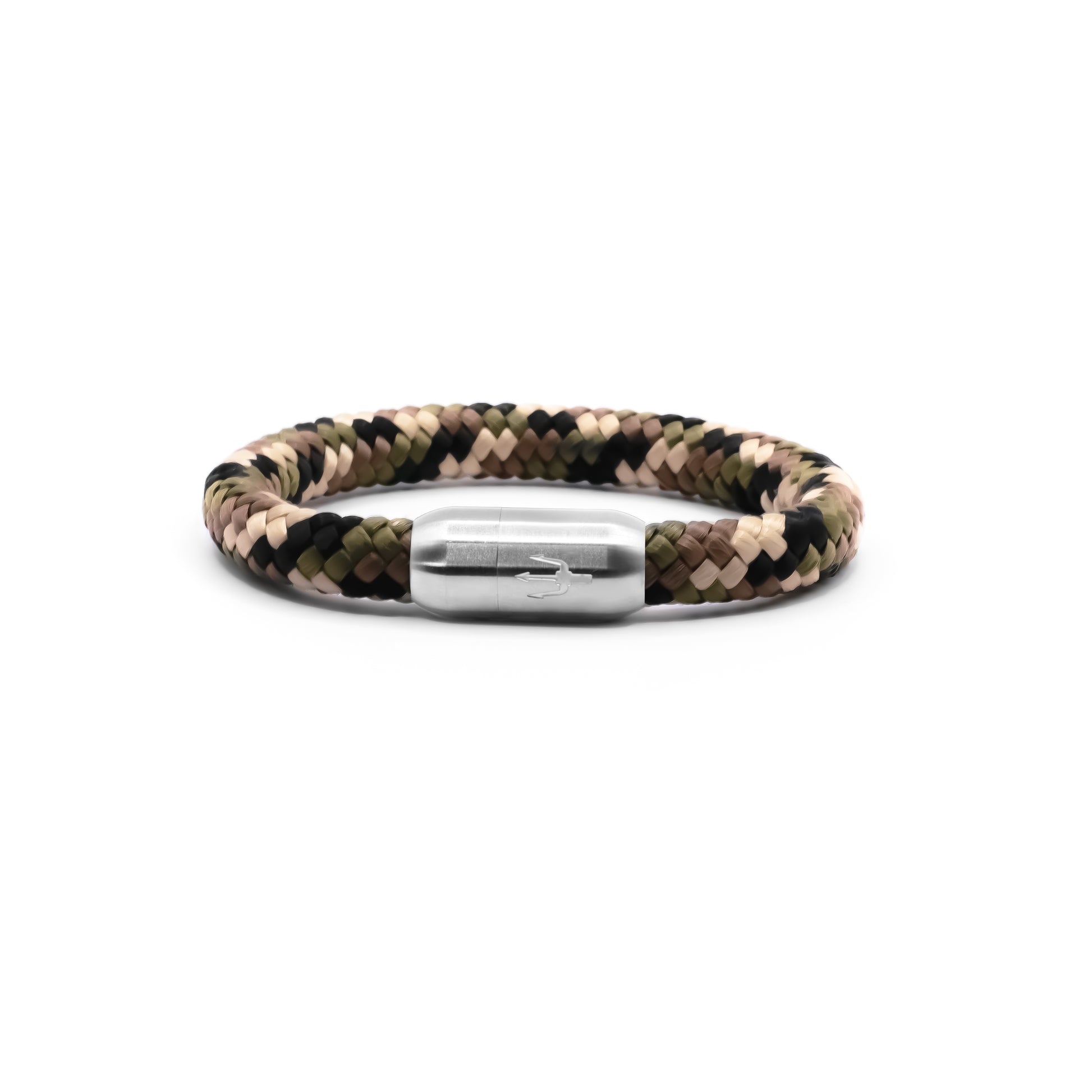Geflochtenes Armband in natürlichen Braun-, Beige- und Grüntönen mit einem Edelstahl-Magnetverschluss, verziert durch ein eingraviertes Dreizack-Symbol. Robustes und naturverbundenes Design, inspiriert von der Erde.”