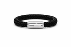 Schwarzes, geflochtenes Segeltauarmband mit mattem Edelstahl-Magnetverschluss und eingraviertem Dreizack, freigestellt auf weißem Hintergrund.