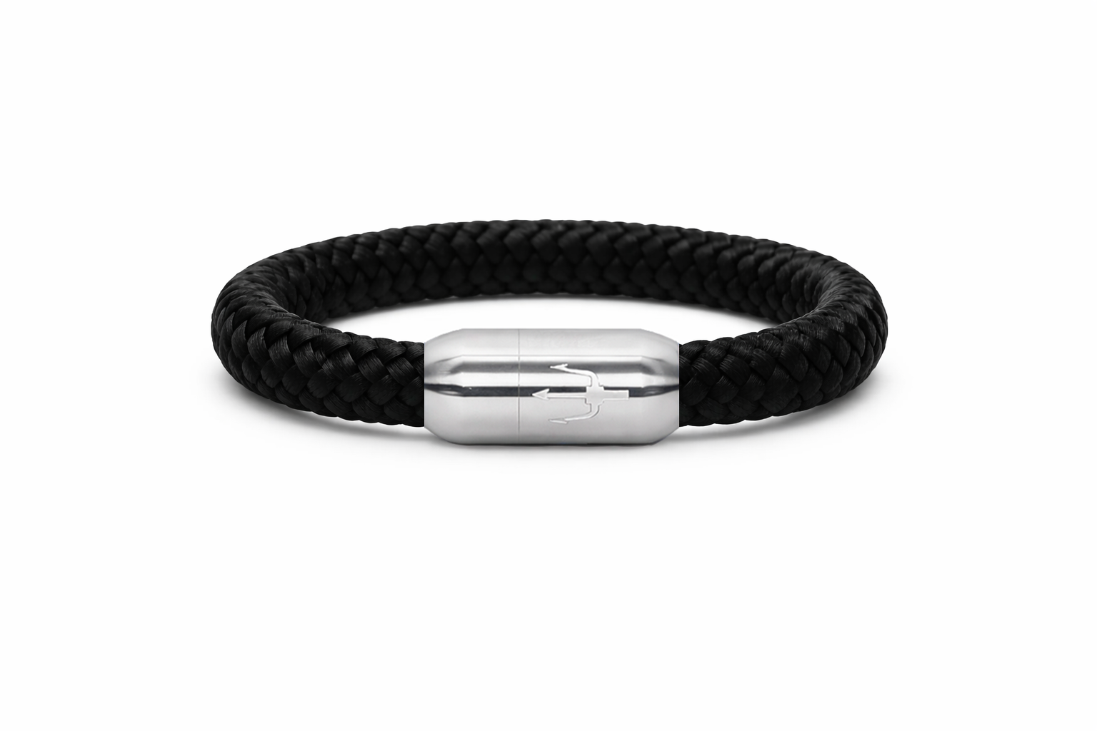 Schwarzes, geflochtenes Segeltauarmband mit mattem Edelstahl-Magnetverschluss und eingraviertem Dreizack, freigestellt auf weißem Hintergrund.