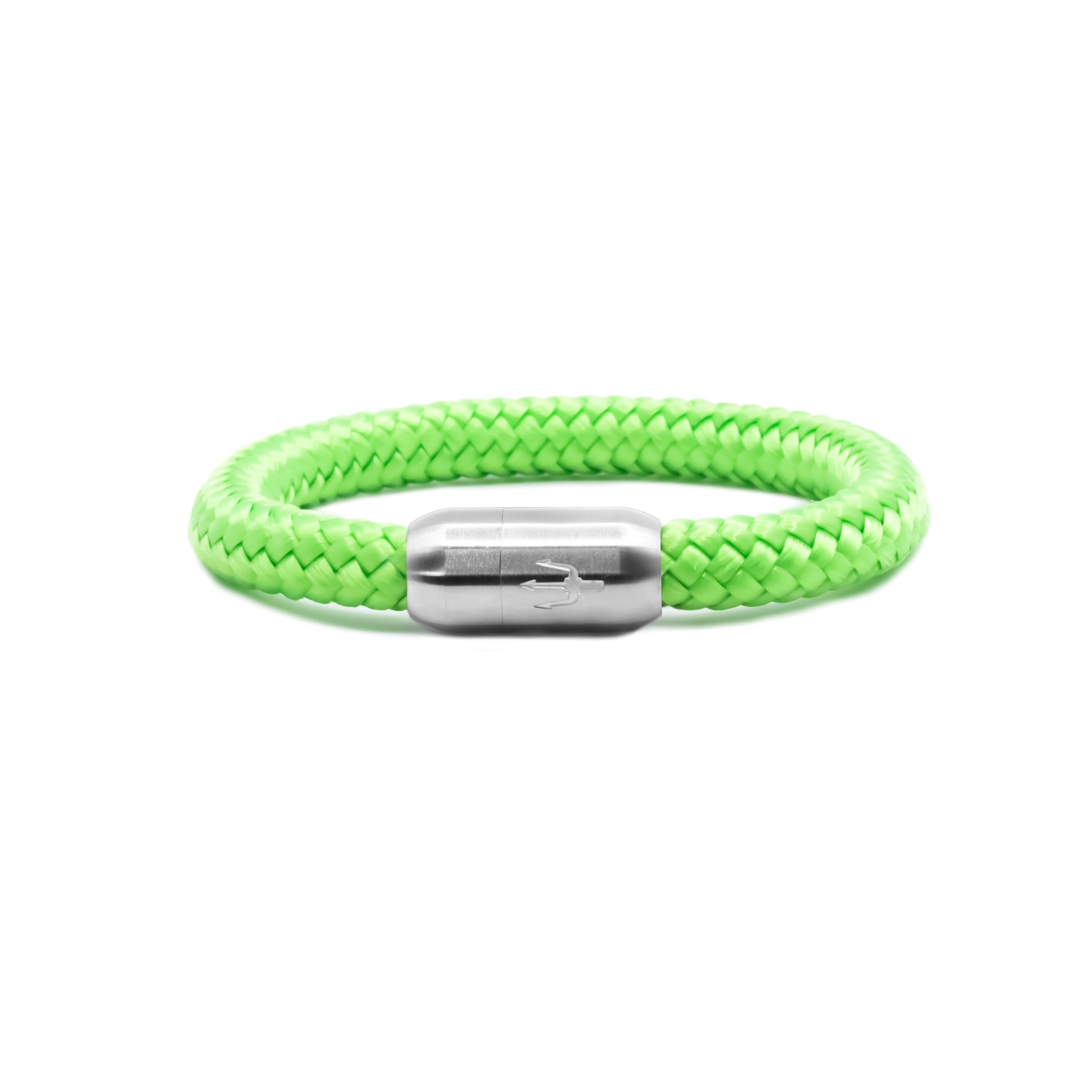 “Armband aus neongrünem, geflochtenem Segeltau mit einem Edelstahl-Magnetverschluss, verziert mit einem eingravierten Dreizack-Symbol. Modernes und auffälliges Design für einen sportlichen Look.”
