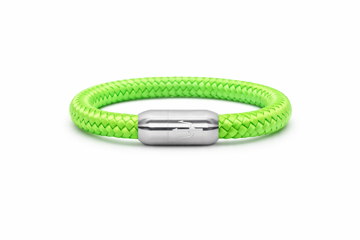 “Armband aus neongrünem, geflochtenem Segeltau mit einem Edelstahl-Magnetverschluss, verziert mit einem eingravierten Dreizack-Symbol. Modernes und auffälliges Design für einen sportlichen Look.”