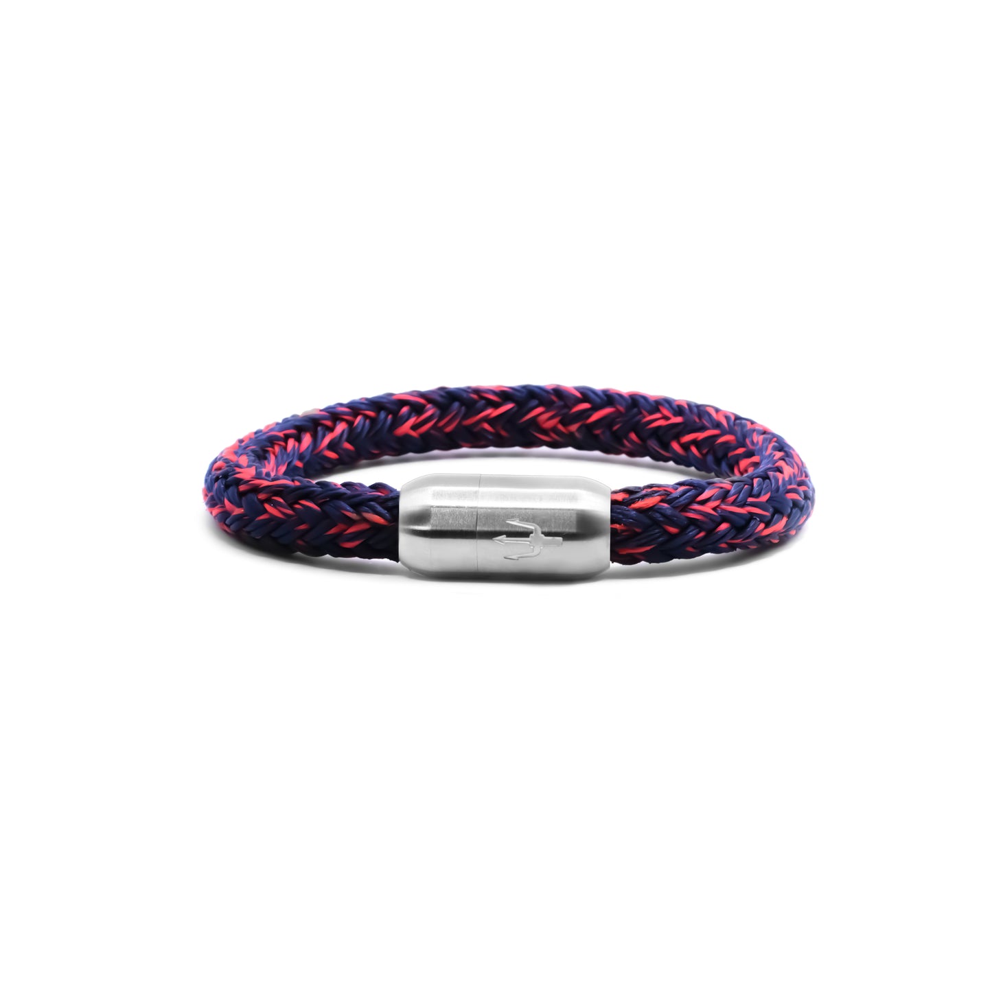 “Geflochtenes Armband in Dunkelblau mit feinen roten Akzenten und einem Edelstahl-Magnetverschluss, verziert durch ein eingraviertes Dreizack-Symbol. Stilvolles und dynamisches Design, inspiriert von der Energie der Nacht.”