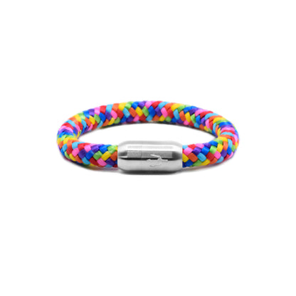 “Geflochtenes Armband in bunten Regenbogenfarben mit einem Edelstahl-Magnetverschluss, verziert durch ein eingraviertes Dreizack-Symbol. Fröhliches und lebhaftes Design, das Freude und Individualität ausstrahlt.”