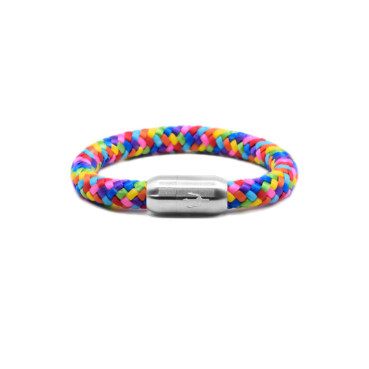“Geflochtenes Armband in bunten Regenbogenfarben mit einem Edelstahl-Magnetverschluss, verziert durch ein eingraviertes Dreizack-Symbol. Fröhliches und lebhaftes Design, das Freude und Individualität ausstrahlt.”
