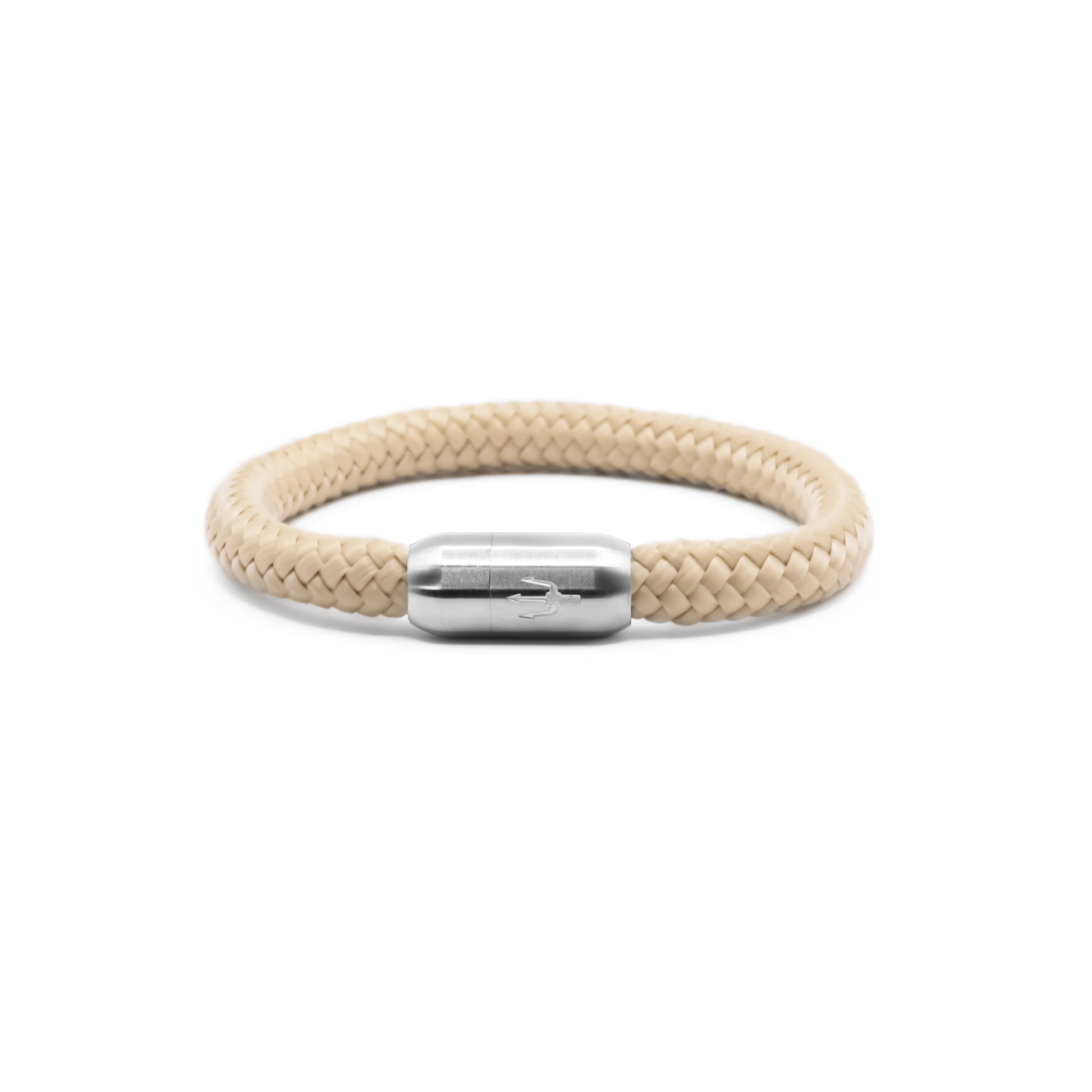 “Geflochtenes Armband in sanftem Beigeton mit einem Edelstahl-Magnetverschluss, verziert mit einem eingravierten Dreizack-Symbol. Elegantes und dezentes Design, inspiriert von natürlichen Sanddünen.”