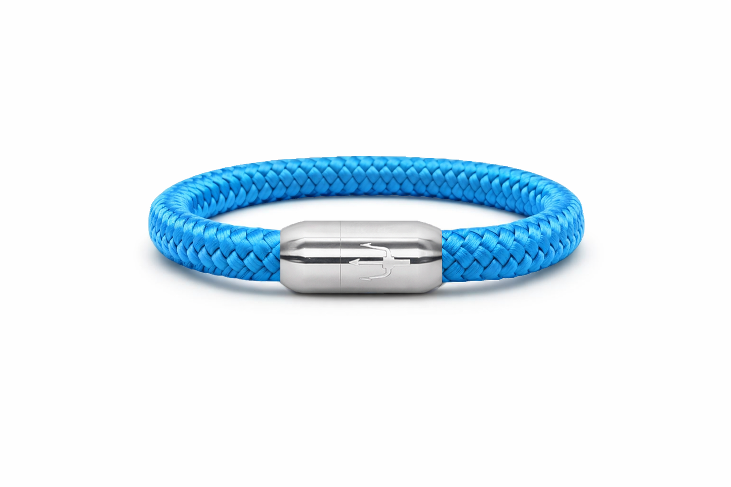 "Hellblaues Armband aus geflochtenem Segeltau mit einem Edelstahl-Magnetverschluss, verziert mit einem eingravierten Dreizack-Symbol. Frisches und modernes maritimes Design.”