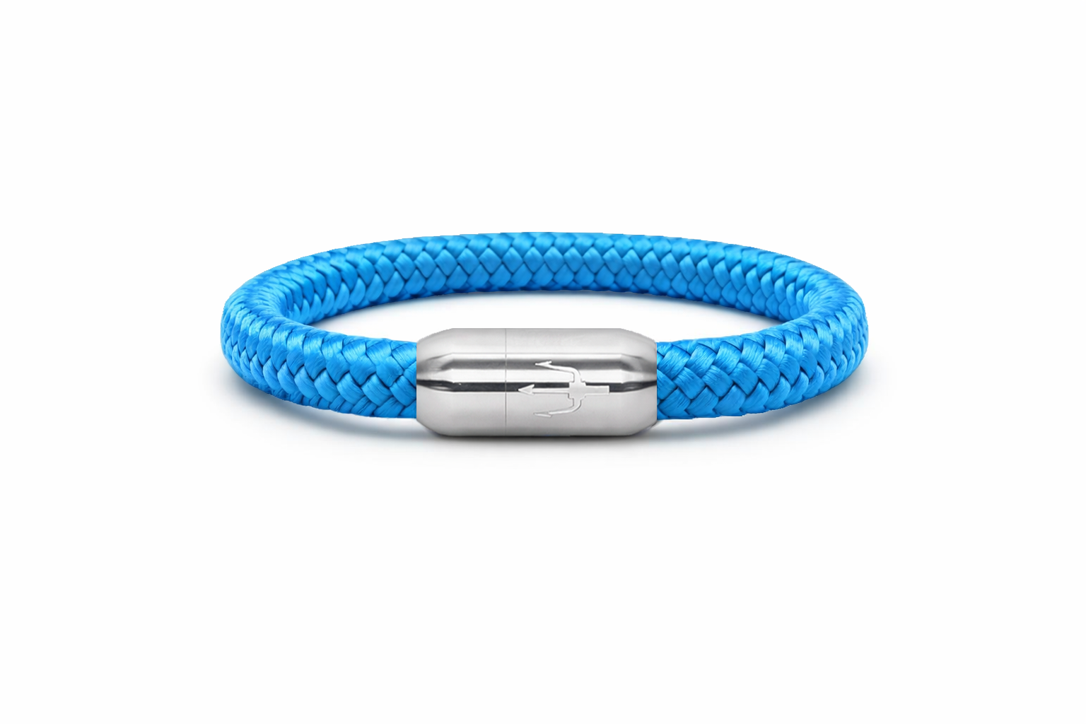 "Hellblaues Armband aus geflochtenem Segeltau mit einem Edelstahl-Magnetverschluss, verziert mit einem eingravierten Dreizack-Symbol. Frisches und modernes maritimes Design.”